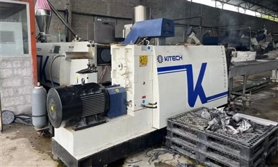 에콰도르--HDPE 시트-500kg/h 경질 플라스틱 세척 시스템 및 KSP120+150 2단 펠릿화 기계